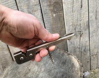 Metallset 4 i 1 / Knivslipare / Flasköppnare / Konservöppnare / Man cave-dekor / Vinöppnare / Köksassistent / Gammalt byggsats / Vintage-byggsats