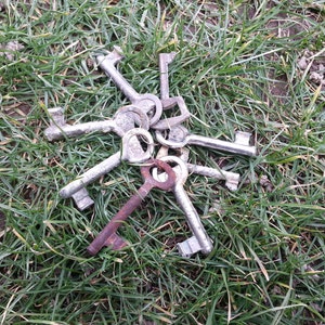 Set van 8 toetsen / Link naar toetsen / Oude toetsen / Vintage toetsen / Verzamelbare Sleutels / Home decor / Rusty Keys / Boerderij decor / Deur schakelaars / Messing sleutels