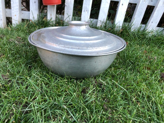 Aluminum Pot / Old Pod / Vintage Pod / Cast Aluminum Pot / Aluminum Stew Pot  / Large Cooking Pot / Farmhouse Decor / Antique Aluminum Pot 