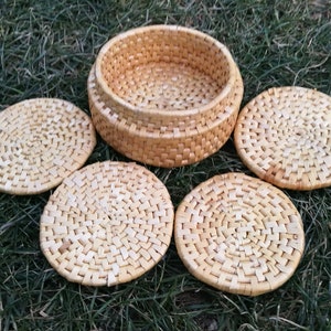 Portavasos / Almohadillas de paja / Set de 4 y una almohadilla caliente / Decoración de la cocina / Regalo para ella / Redondo doily / Decoración de la mesa / Conjunto Doily