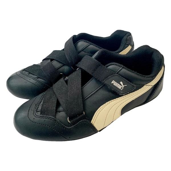 Zapatillas futuristas Puma negras de los años 2000 con correas textiles y cierre de velcro.