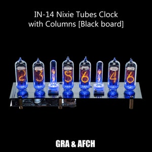 Può includere: Un pannello nero con sette tubi Nixie che mostrano l'ora 23:56:46. I tubi sono illuminati da numeri arancioni e un bagliore blu. Il pannello ha il testo "IN-14 Nixie Tubes Clock with Columns [Black board]" e "GRA & AFCH" stampato su di esso.