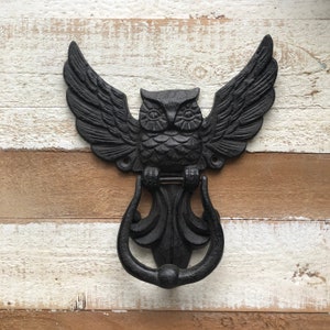 Aldaba de puerta grande con forma de búho, mango de búho volador, alas extendidas, hierro fundido negro, mango de búho, aldaba de pájaro, regalo para amantes de las aves