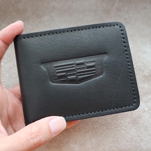 Cartera de cuero con el logotipo de Cadillac – Cartera personalizada en relieve para hombre – Regalo para amantes de los autos
