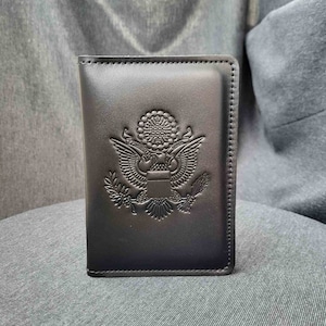 Paspoortomslag | Leren houder voor Amerikaans paspoort | Paspoortetui | cadeau voor reiziger | Paspoortbeschermer | Paspoort met Amerikaans embleem