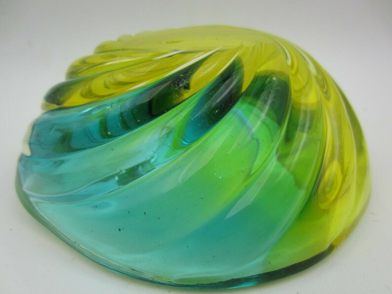 Puede incluir: Un cuenco de vidrio en espiral con un esquema de color azul y amarillo. El cuenco est&aacute; hecho de vidrio transparente con un patr&oacute;n de espiral azul y amarillo.