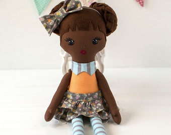 Poupée afro-américaine en chiffon avec peau noire personnalisée avec prénom Poupée en tissu faite main pour tout-petit Poupée en tissu doux Première poupée de bébé