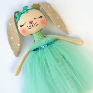 Conejito de peluche hecho a mano, bailarina, primer muñeco de trapo personalizado, conejo de tela suave.