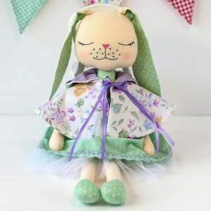 パーソナライズされたバニードール、手作りのラグドール、名前の刺繍、布製の初めての赤ちゃんの人形