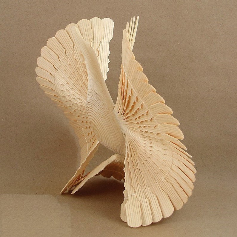 Деревянная птица. Деревянная игрушка птичка. Резная птица счастья. Птичка из дерева. Щепная птица счастья.