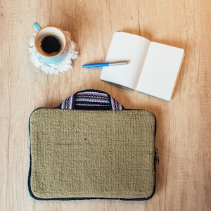 Handgewebte Laptop-Tasche aus Wolle - Bunter Andenstoff aus Peru - 13 & 15 Zoll - Olivgrün