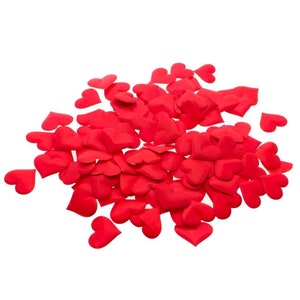 100 coeurs en tissu satiné rouge pour la Saint-Valentin et au-delà - 35 mm x 30 mm - dispersez-les sur le lit ou la table - thème de l'amour
