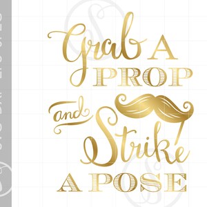 以下が含まれることがあります： 「Grab a Prop and Strike a Pose」と書かれた金色のグリッターグラフィック。グラフィックには、金色のグリッターの口ひげが含まれています。