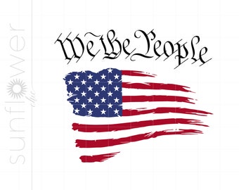 Puede incluir: Una bandera estadounidense desgastada con rayas rojas y blancas y estrellas azules, con el texto "We the People" en una fuente estilizada sobre la bandera.