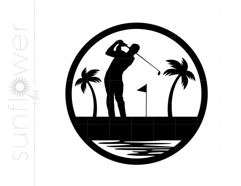 Puede incluir: Silueta en blanco y negro de un golfista balanceando un palo en un campo de golf con palmeras y una masa de agua en el fondo.