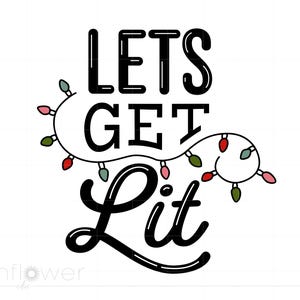 以下が含まれることがあります： 「Lets Get Lit」という黒と白のテキストで、カラフルなクリスマスライトのストリングがテキストを包んでいます。