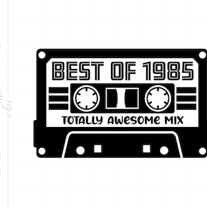 Può includere: Illustrazione in bianco e nero di una cassetta con il testo "BEST OF 1985 TOTALLY AWESOME MIX".
