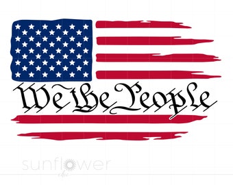 Puede incluir: Una bandera estadounidense desgastada con rayas rojas y blancas y un campo azul de estrellas. El texto "We the People" está escrito en una fuente estilizada debajo de la bandera.