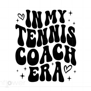 In My Tennis Coach tijdperk Svg, Groovy Letters Tennis Shirt Svg, golvende tekst Art Design voor Tennis Coach Shirt, Tennis Instant Download SC3286