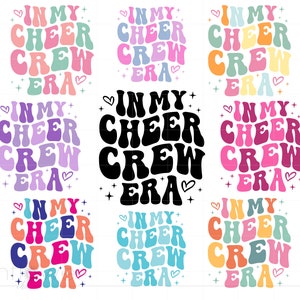 Puede incluir: Nueve diseños retro coloridos con el texto "In My Cheer Crew Era" en diferentes combinaciones de colores. Los diseños presentan corazones, estrellas y una fuente ondulada.