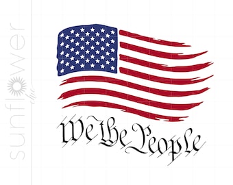 Puede incluir: Una bandera estadounidense desgastada con un esquema de colores rojo, blanco y azul. La bandera ondea al viento. Debajo de la bandera está el texto "We the People" en una fuente estilizada.
