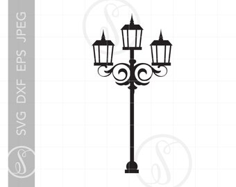Könnte beinhalten: Schwarze Silhouette einer dreiflammigen Straßenlaterne mit verzierten Details und einem dekorativen Sockel.