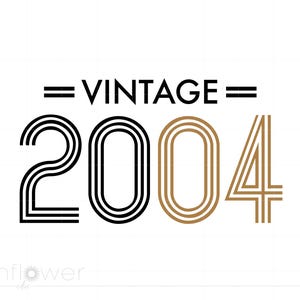Könnte beinhalten: Vintage 2004 Grafikdesign mit schwarzem und goldenem Text. Das Jahr 2004 ist in einem Retro-Schriftstil.