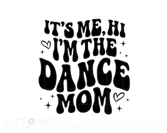 Peut inclure: Conception graphique en noir et blanc avec le texte "It's me, hi I'm the dance mom" dans un style de police rétro. Le texte est entouré de cœurs et d'étoiles.