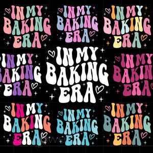 Può includere: Una collezione di design colorati in stile retrò con la scritta "IN MY BAKING ERA". Ogni design presenta la frase in un font ondulato, con cuori e stelle. Le combinazioni di colori variano, tra cui rosa, blu, arancione e viola.