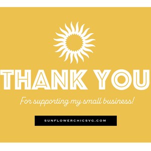 Op de afbeelding: Een gele bedankkaart met een witte zonafbeelding en de tekst "THANK YOU" in een vet, wit lettertype. De tekst "For supporting my small business!" staat in een kleiner, wit lettertype onder de grote tekst. Het websiteadres "SUNFLOWERCHICSVG.COM" staat in een kleiner, zwart lettertype onderaan de kaart.