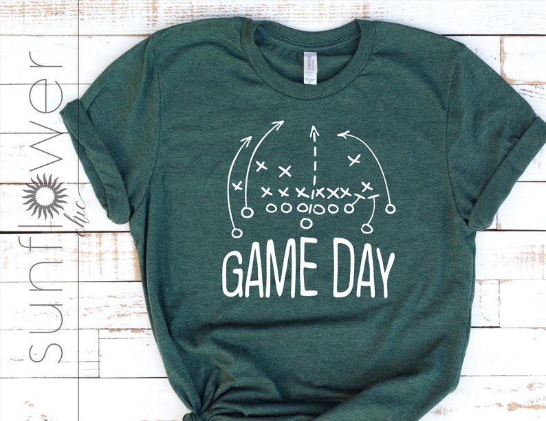 Puede incluir: Una camiseta verde con un dise&ntilde;o de jugada de f&uacute;tbol blanco y el texto "GAME DAY".