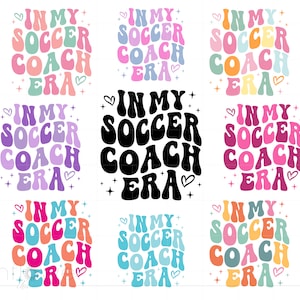 Puede incluir: Nueve variaciones de color diferentes de un diseño gráfico con el texto "In My Soccer Coach Era" en un estilo de fuente retro. El texto está rodeado de corazones y estrellas.