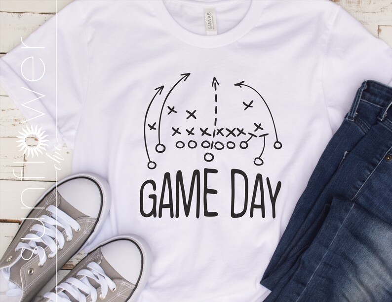 Puede incluir: Camiseta blanca con un diagrama de juego de f&uacute;tbol negro y el texto "GAME DAY" impreso en ella.