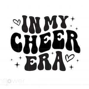 Può includere: Testo nero su sfondo bianco che recita "IN MY CHEER ERA" in un font retrò. Il design include cuori e stelle filanti. Il testo è circondato da piccoli cuori e stelle filanti.