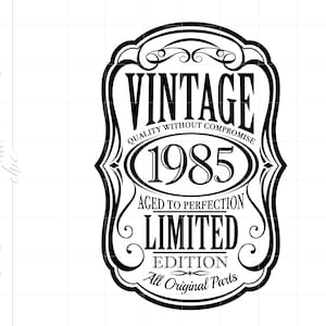 Può includere: Design di etichetta vintage in bianco e nero con il testo "Vintage Quality Without Compromise (1985) Aged to Perfection Limited Edition All Original Parts".