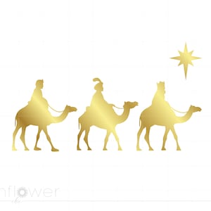 Może przedstawiać: Złota sylwetka Trzech Króli jadących na wielbłądach, z gwiazdą nad nimi. Postacie są w profilu, z szczegółowymi konturami. Obraz jest na białym tle, przywołując poczucie duchowości i okres Bożego Narodzenia.
