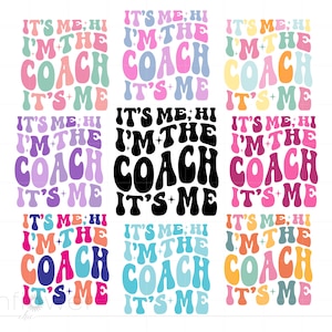 Puede incluir: Nueve variaciones de color diferentes de un diseño gráfico con el texto "It's me: Hi I'm the Coach It's me" en una fuente retro y ondulada.