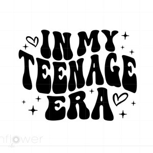 En mi adolescencia Svg, camiseta para adolescentes con letras elegantes Svg, diseño de arte de texto ondulado para camiseta para adolescentes, descarga instantánea de Cricut SC3293