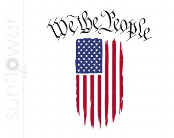 Puede incluir: Una bandera estadounidense desgastada con rayas rojas y blancas y un campo azul de estrellas. El texto "We the People" está escrito en una fuente estilizada sobre la bandera.