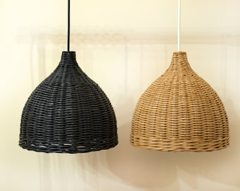 Pantalla de lámpara colgante de ratán con forma de campana y cesta tejida.