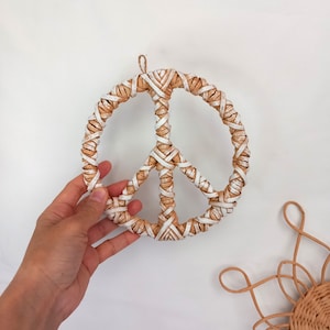 Dekoracja ścienna z motywem pokoju, wisząca na ścianie z rattanu, idealna do pokoju dziecięcego w stylu boho.