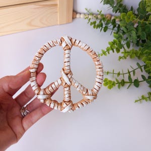 Rattanowy znak pokoju wiszący na ścianę do pokoju dziecięcego w stylu boho