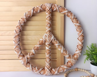 Corona de mimbre con el símbolo de la paz para decoración de pared