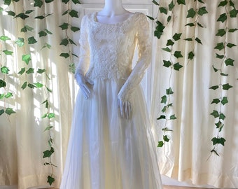 1950s Wedding Dress With Lace Bodice & Short Tulle Train.