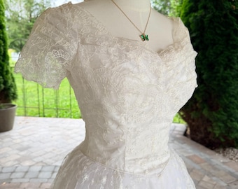 Vestido de Noiva Vintage dos Anos 90 em Renda | Vestido de Noiva Romântico de Princesa | Cintura Basca | Mangas Ilusão em Renda | Cauda Catedral