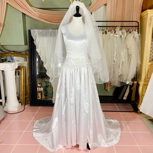 1997 Ärmelloses weißes Brautkleid mit Hektik und Schleier