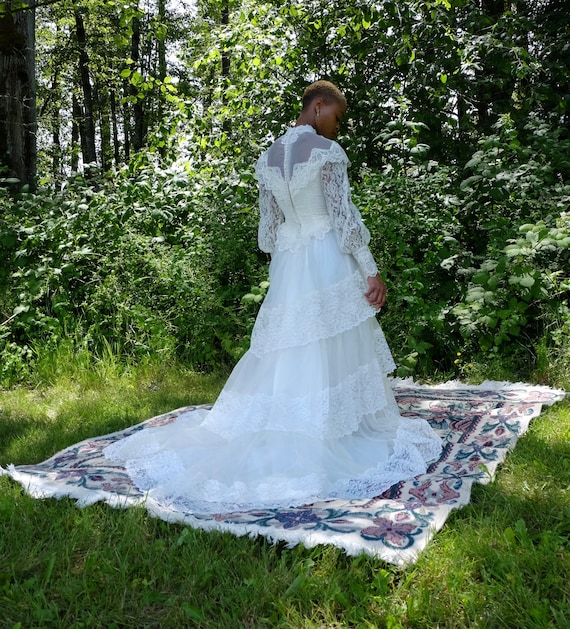 Union Made High Collared Vintage Wedding Dress - image 4