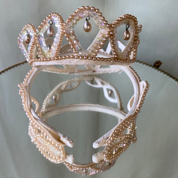 Crown headpiece with faux peal accents - image 2