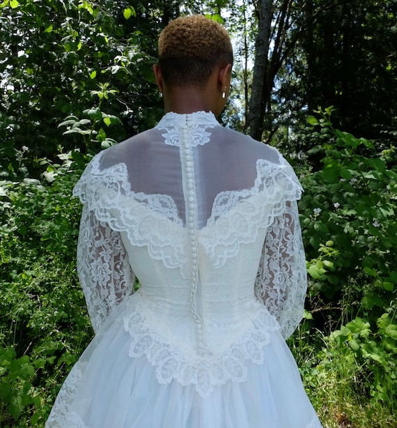 Union Made High Collared Vintage Wedding Dress - image 6
