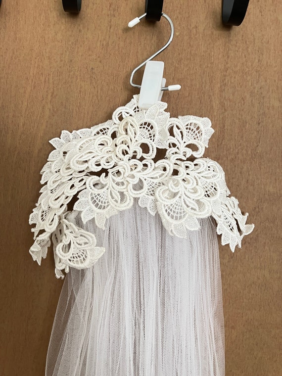 Vintage fingertip length veil with floral lace cr… - image 4